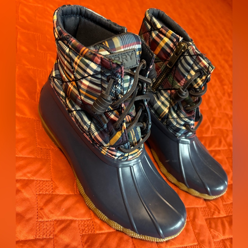 ☔️ Sperry women’s size 6 plaid duck boots—so cute! ☔️